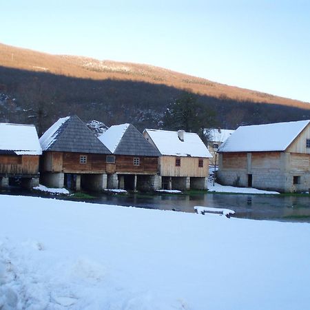 Hotel Mirni Kutak Otocsán Kültér fotó