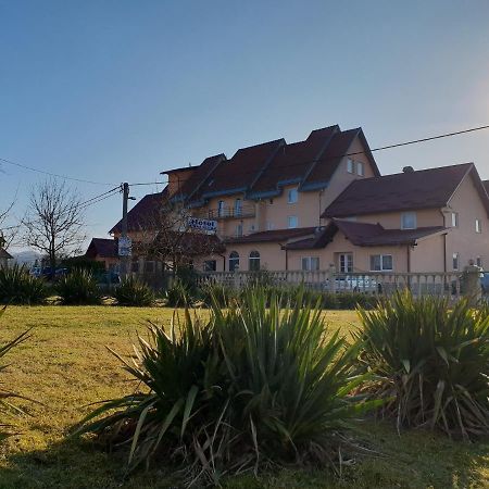 Hotel Mirni Kutak Otocsán Kültér fotó