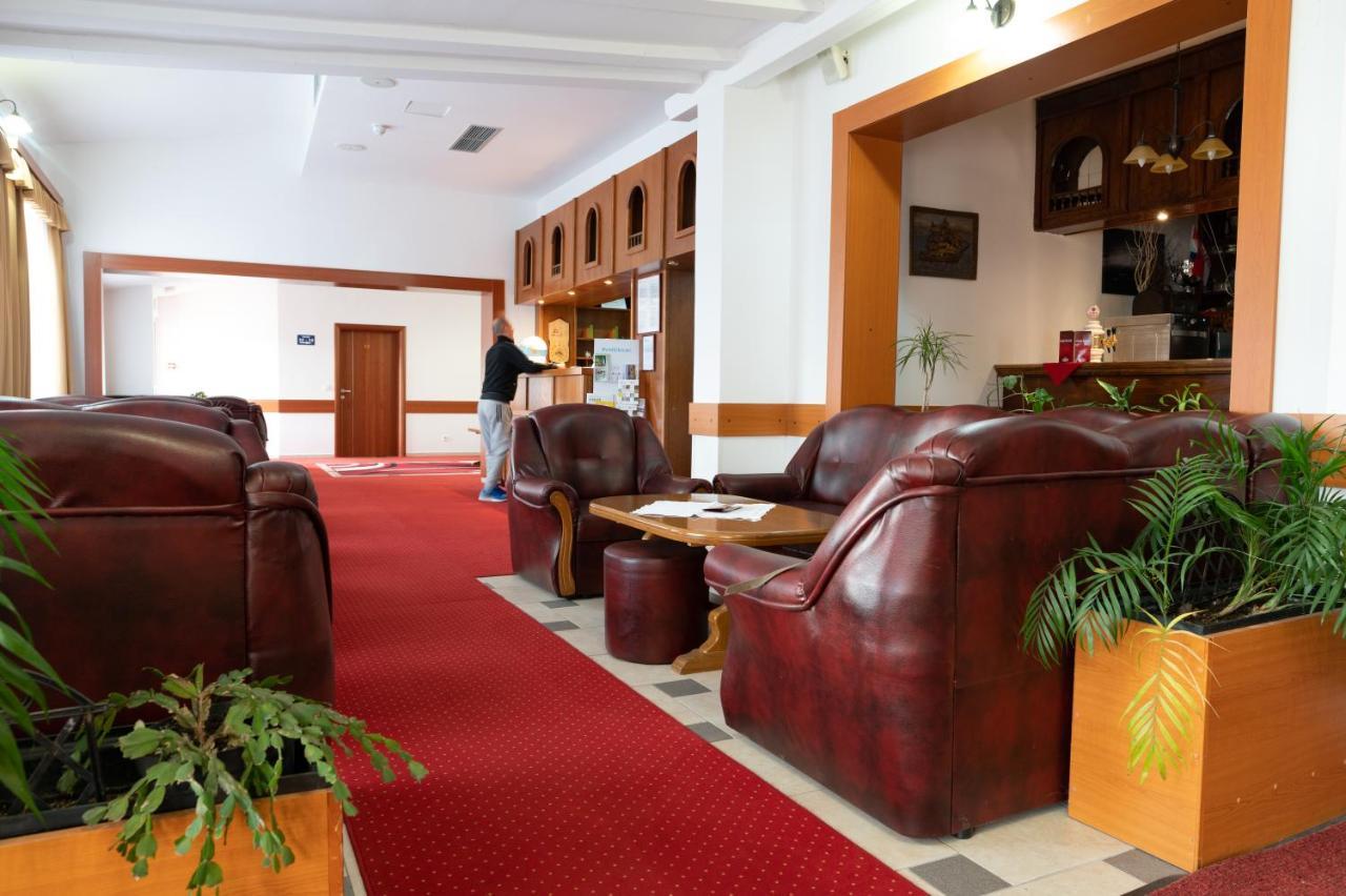 Hotel Mirni Kutak Otocsán Kültér fotó