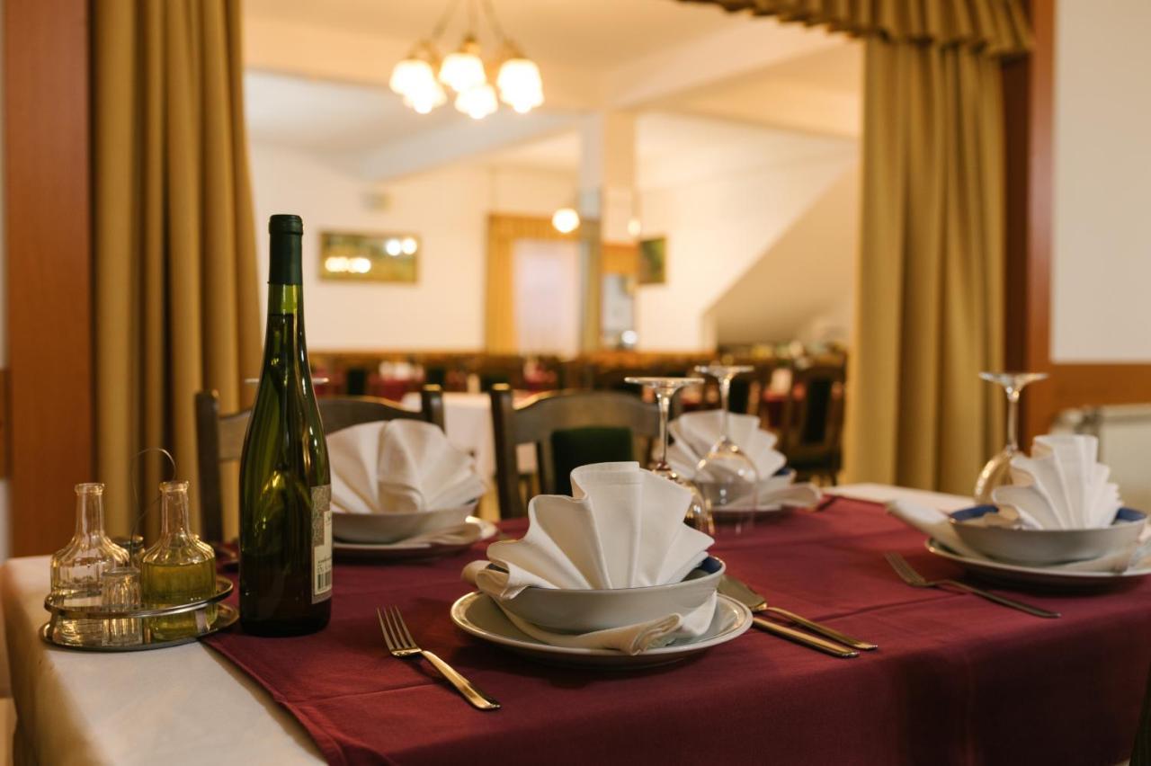 Hotel Mirni Kutak Otocsán Kültér fotó