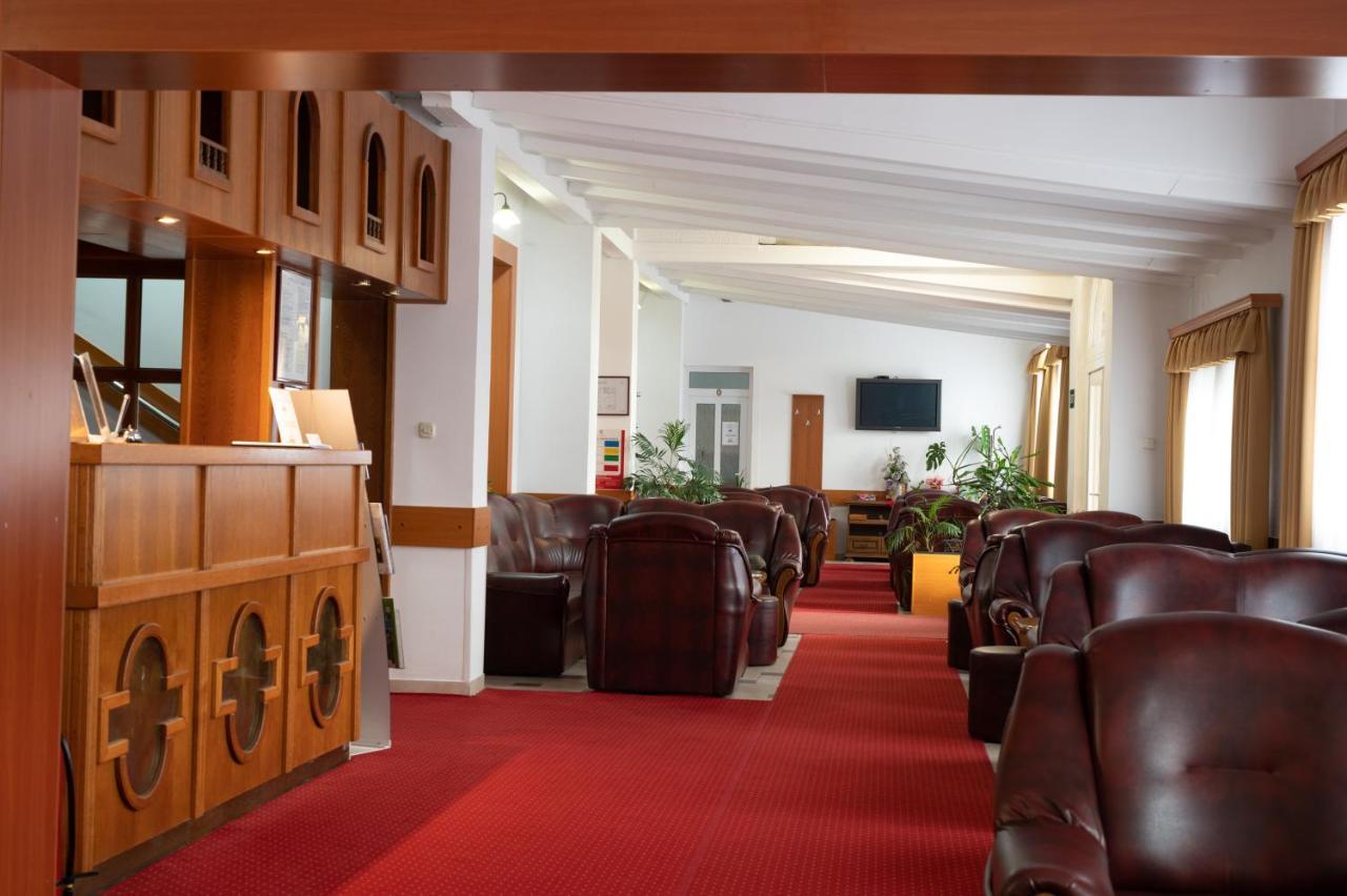 Hotel Mirni Kutak Otocsán Kültér fotó