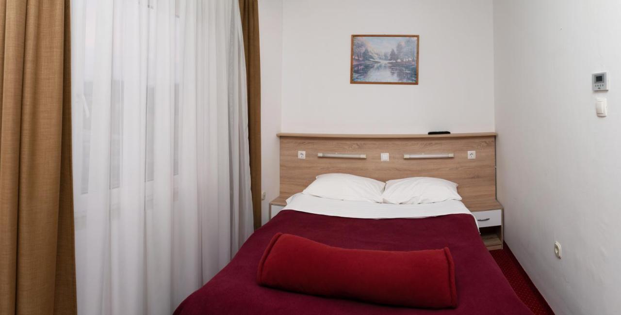 Hotel Mirni Kutak Otocsán Kültér fotó