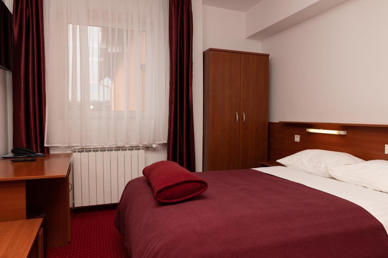 Hotel Mirni Kutak Otocsán Kültér fotó