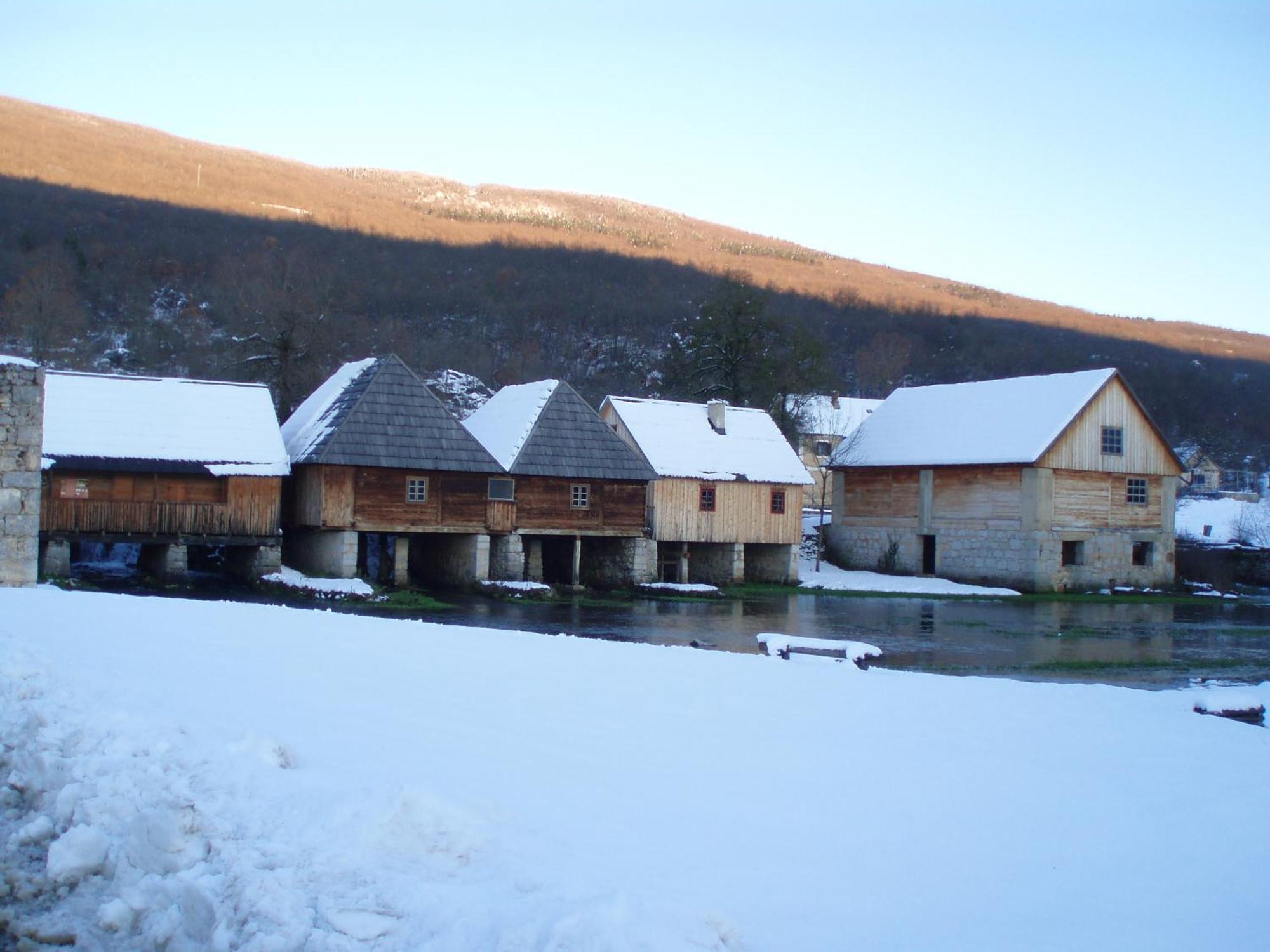 Hotel Mirni Kutak Otocsán Kültér fotó