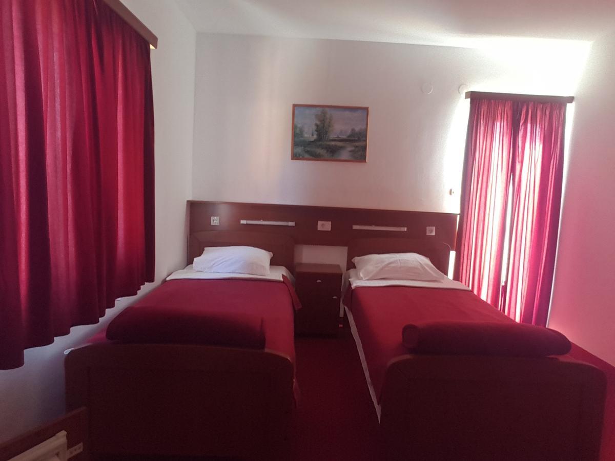 Hotel Mirni Kutak Otocsán Kültér fotó