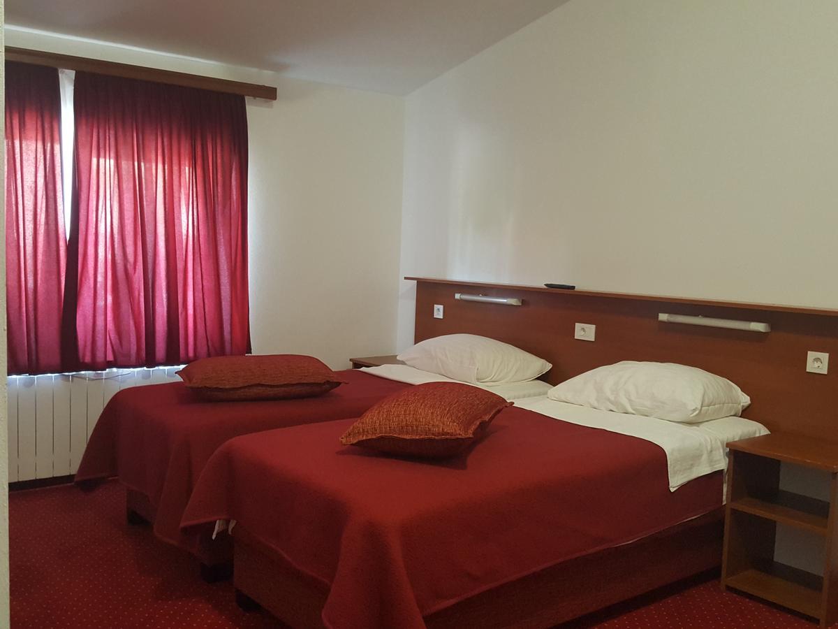 Hotel Mirni Kutak Otocsán Kültér fotó