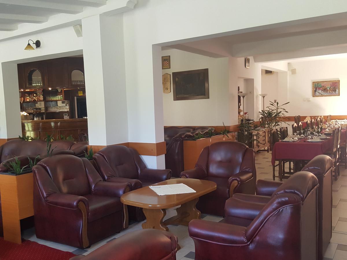 Hotel Mirni Kutak Otocsán Kültér fotó