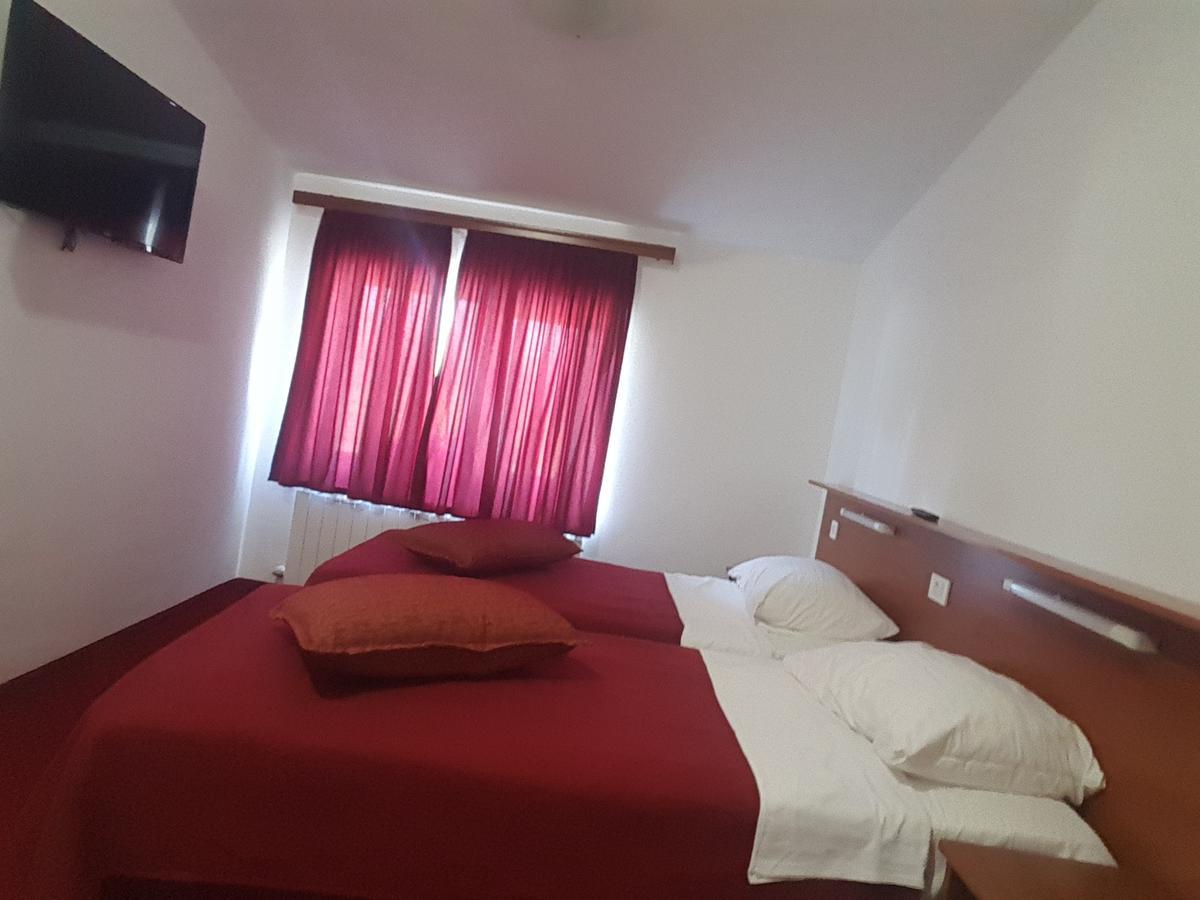 Hotel Mirni Kutak Otocsán Kültér fotó