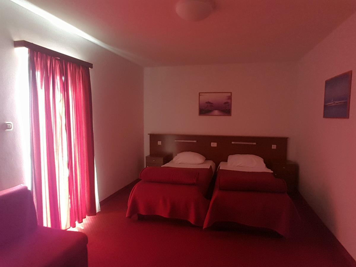 Hotel Mirni Kutak Otocsán Kültér fotó