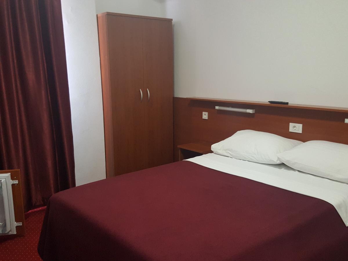 Hotel Mirni Kutak Otocsán Kültér fotó