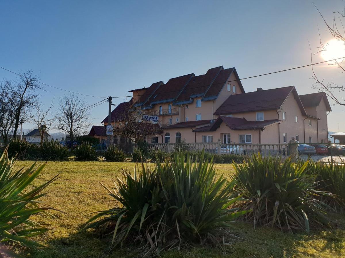 Hotel Mirni Kutak Otocsán Kültér fotó