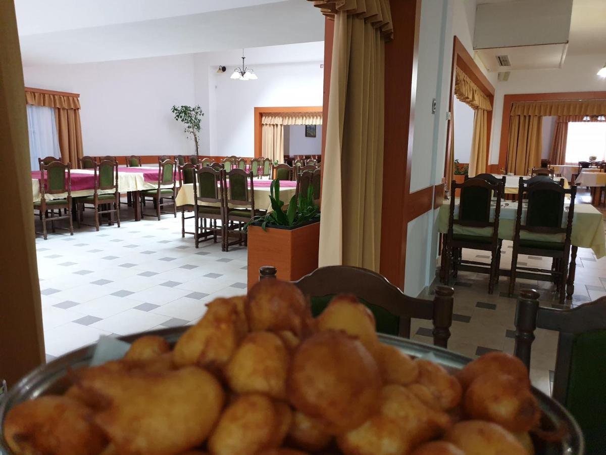 Hotel Mirni Kutak Otocsán Kültér fotó