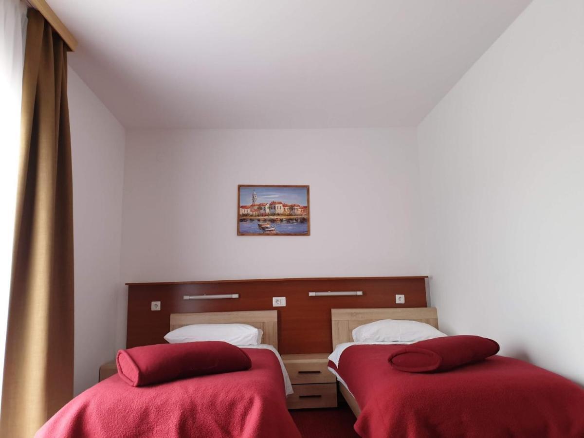 Hotel Mirni Kutak Otocsán Kültér fotó