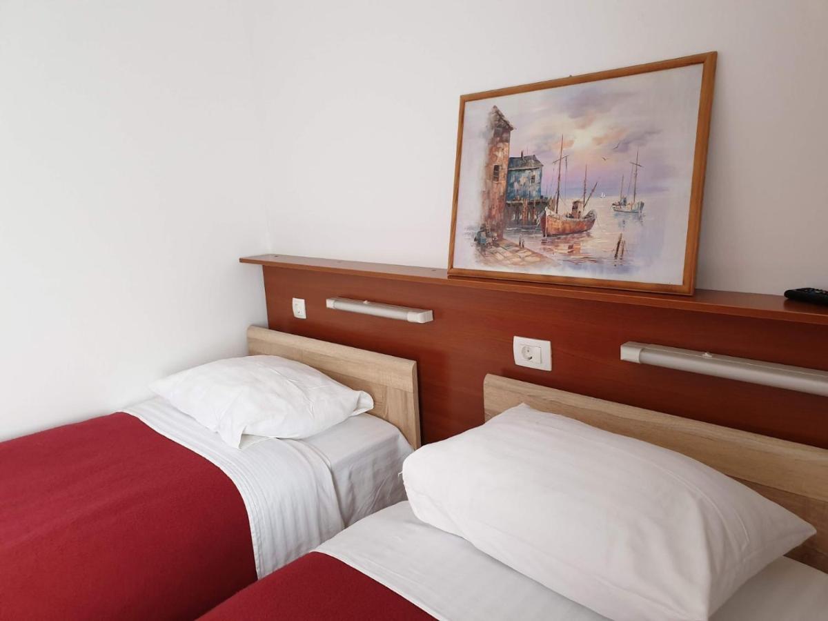 Hotel Mirni Kutak Otocsán Kültér fotó