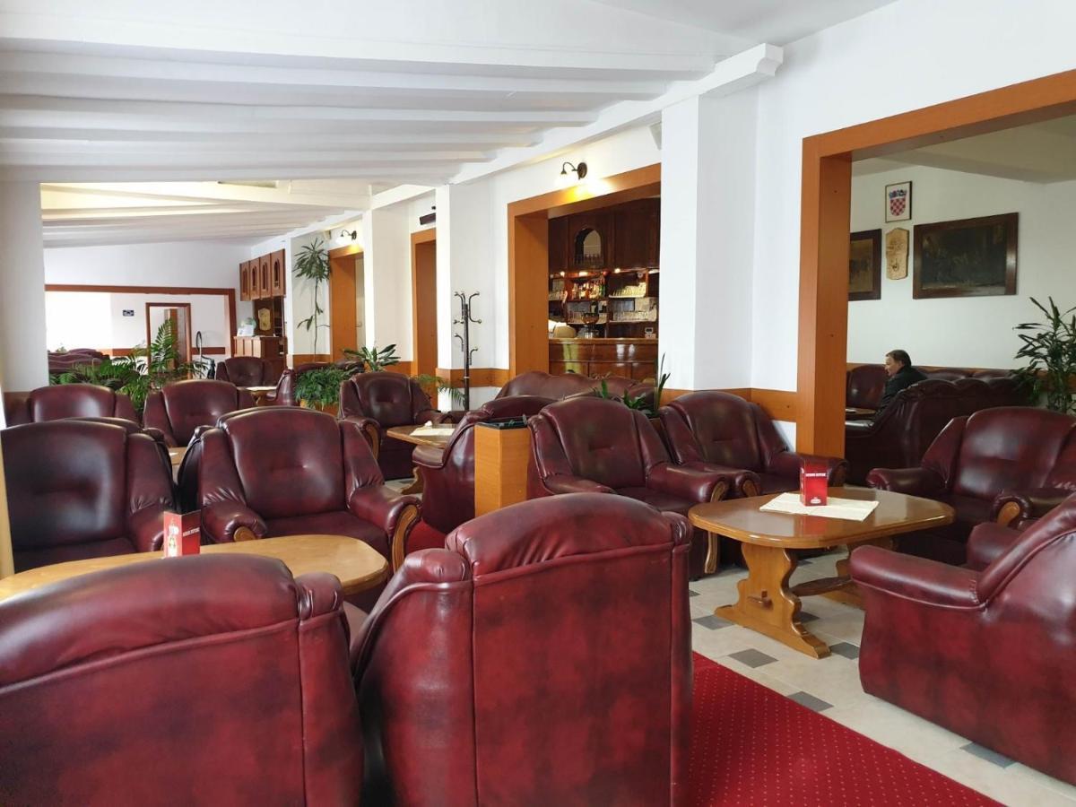 Hotel Mirni Kutak Otocsán Kültér fotó