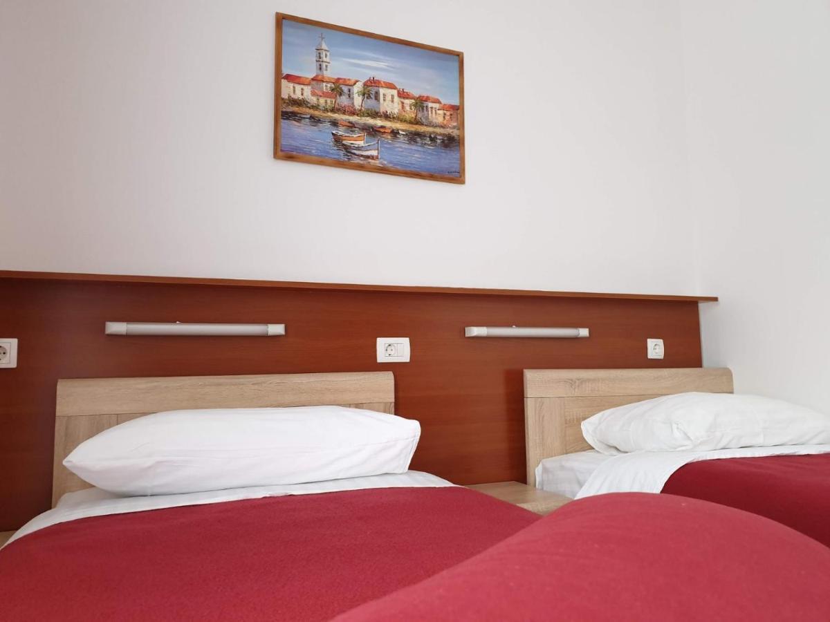 Hotel Mirni Kutak Otocsán Kültér fotó