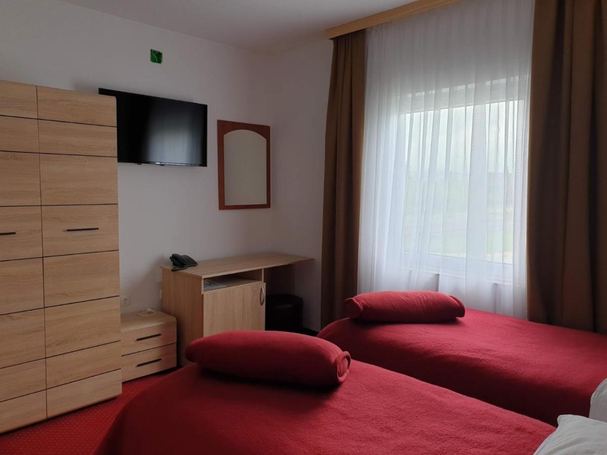 Hotel Mirni Kutak Otocsán Kültér fotó