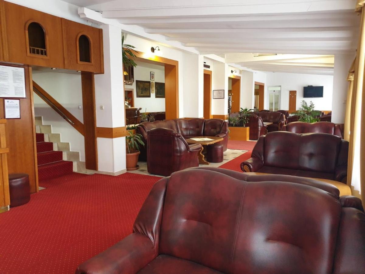 Hotel Mirni Kutak Otocsán Kültér fotó