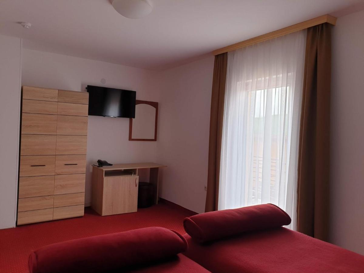 Hotel Mirni Kutak Otocsán Kültér fotó