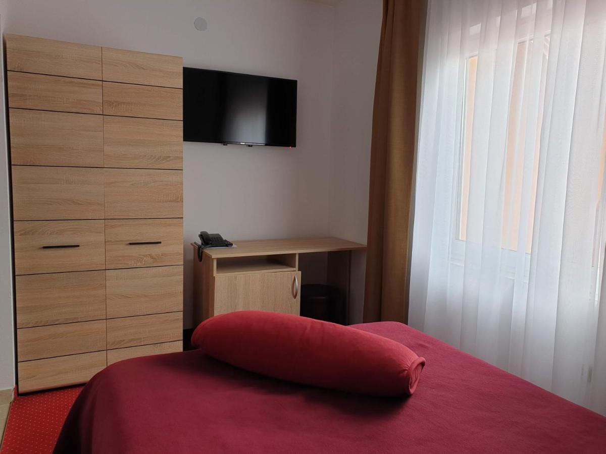 Hotel Mirni Kutak Otocsán Kültér fotó